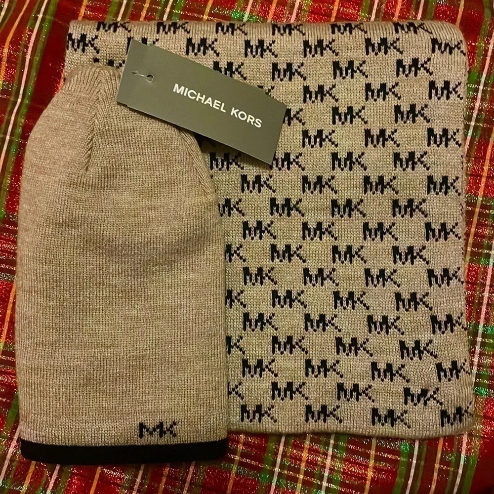 Brand New Michael Kors Men's Scarf & Reversible Hat Gift Set Logo